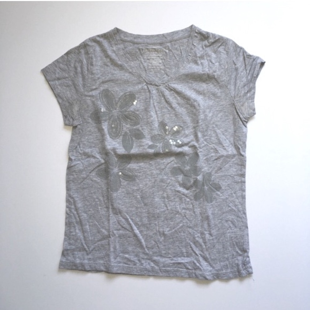• Gray short sleeve shirt with floral design •